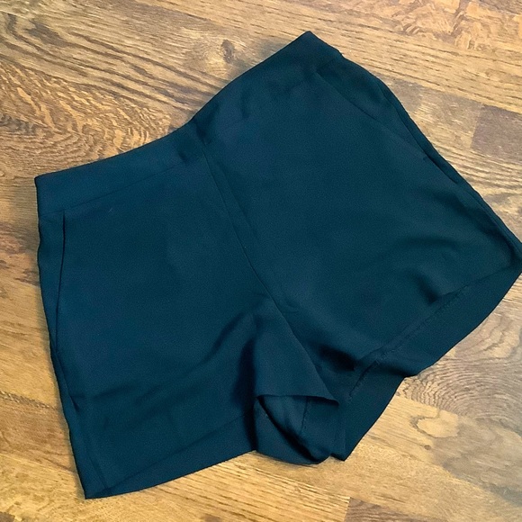 LOFT Pants - NWT LOFT Outlet Black Dress Shorts w/Pockets & Elastic Waist - Size Small
